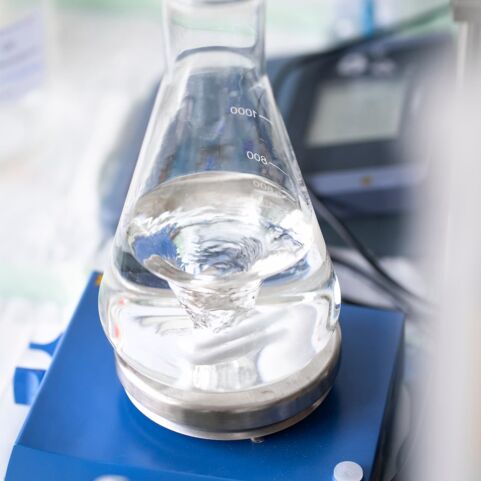 Herstellen einer Gel-Lösung Ein Erlenmeyerkolben mit einer Gel-Lösung, die auf einem Magnetrührer in Bewegung ist, im Labor aufgestellt.