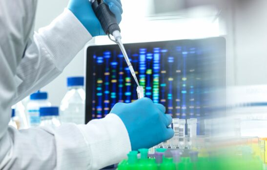 DNA-Untersuchung Wissenschaftlerin pipettiert Probe in ein Fläschchen für DNA-Tests