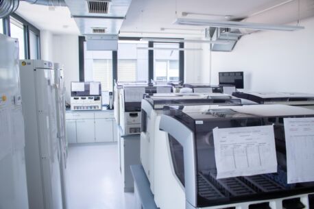 Auf dem Foto ist ein modern ausgestattetes Labor zu sehen, in dem mit verschiedenen Geräten Proben richtig untersucht werden. Diese Proben werden dank der modernen Technologie effektiv und präzise analysiert.