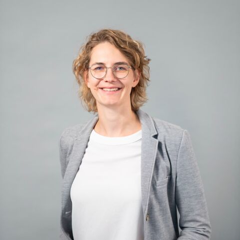 Hämatopathologie Lübeck - Dr. med. Julia Marie Nitz Portrait von Dr. med. Julia Marie Nitz, einer Fachärztin für Hämatopathologie, lächelnd vor einem neutralen Hintergrund.