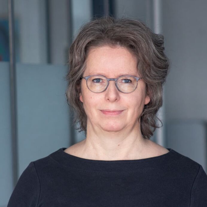 Das Porträtfoto zeigt Prof. Dr. med. Ulrika Maria Schade, Fachärztin für Pathologie, mit dunkelgrauem Shirt und Brille.