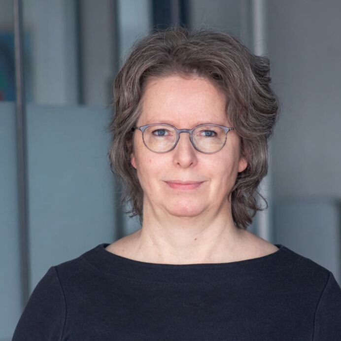 Hämatopathologie Lübeck - Prof. Dr. med. Ulrika Maria Schade - Fachärztin für Pathologie Das Porträtfoto zeigt Prof. Dr. med. Ulrika Maria Schade, Fachärztin für Pathologie, mit dunkelgrauem Shirt und Brille.