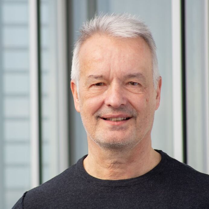 Hämatopathologie Lübeck - Prof. Dr. med. Hartmut Merz - Facharzt für Pathologie, Zusatzbezeichnung: Molekularpathologie Dies ist ein Porträtfoto von Prof. Dr. med. Hartmut Merz, Facharzt für Pathologie. Er trägt ein schwarzes T-Shirt und blickt direkt in die Kamera.