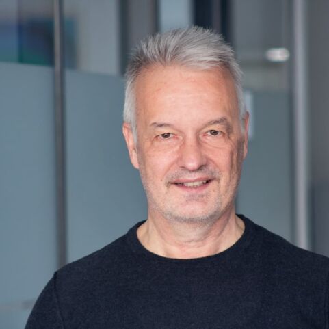 Hämatopathologie Lübeck - Prof. Dr. med. Hartmut Merz - Facharzt für Pathologie, Zusatzbezeichnung: Molekularpathologie Dies ist ein Porträtfoto von Prof. Dr. med. Hartmut Merz, Facharzt für Pathologie. Er trägt ein schwarzes T-Shirt und blickt direkt in die Kamera.