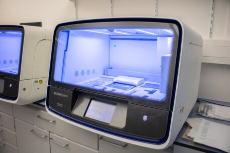 Dieses Foto zeigt ein Labor. Im Vordergrund steht ein großes Gerät mit Fenster.