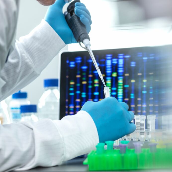 DNA-Untersuchung Wissenschaftlerin pipettiert Probe in ein Fläschchen für DNA-Tests