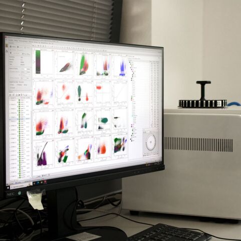 Hämatopathologie Lübeck - 12-Farben-Durchflusszytometrie Auf dem Foto ist ein Labor zu sehen, in dem moderne Technologie eingesetzt wird. Ein Computer steht links auf einen Schreibtisch.