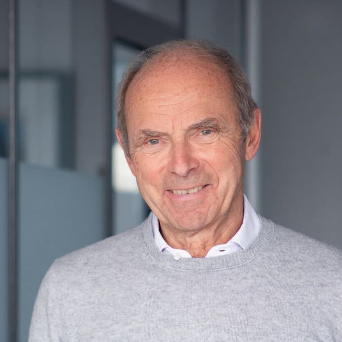 Hämatopathologie Lübeck - Prof. Dr. med. Alfred Christian Feller - Facharzt für Pathologie, Zusatzbezeichnung: Molekularpathologie Auf dem Porträtfoto ist Prof. Dr. med. Alfred Christian Feller, Facharzt für Pathologie, zu sehen. Er trägt einen grauen Pullover, aus dem der Kragen eines weißen Hemdes schaut.
